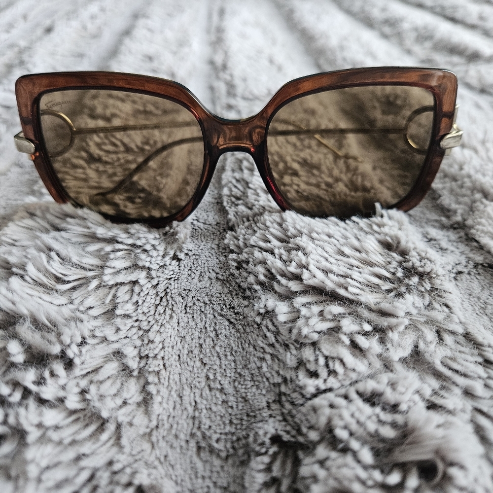 Salvatore Ferragamo Brown sunnies,no scratches